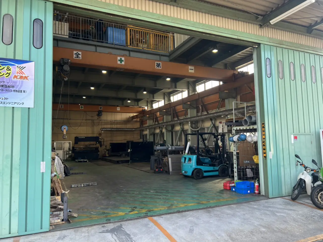 KOMORIの自社工場の内部。クレーンと製作中の部材が並ぶ